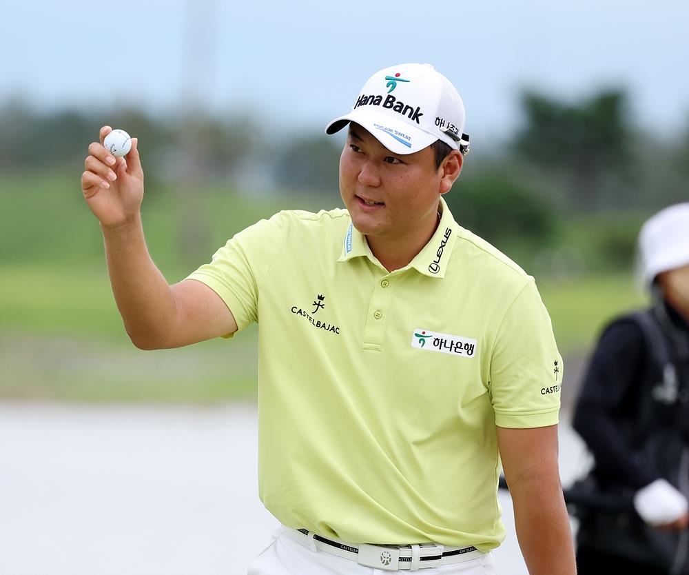 Lee leads Gunsan CC Open after first day at 11-under after qualifying on Monday